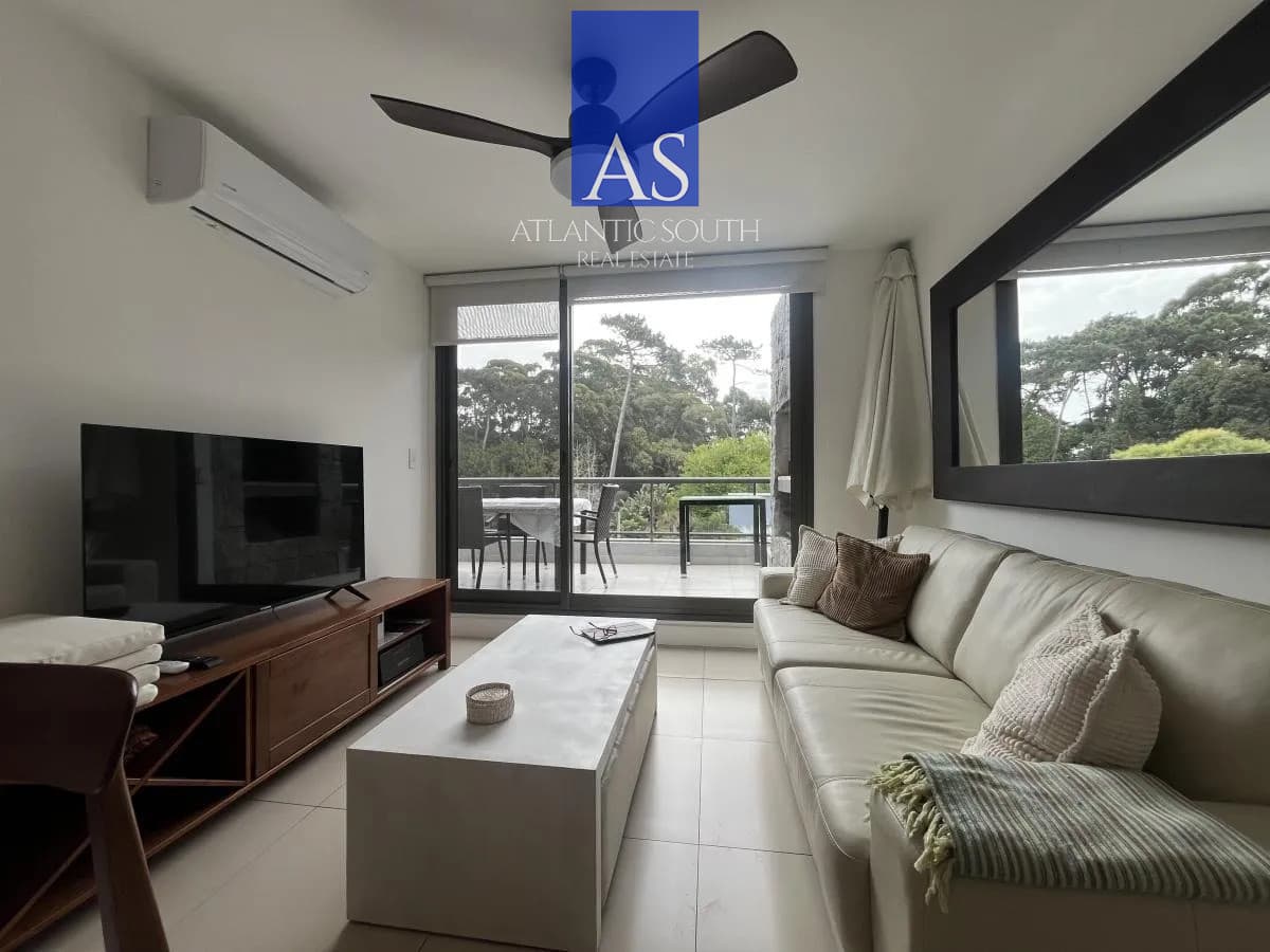 Apartamento en alquiler temporal con terraza y parrilla propia en Punta del Este