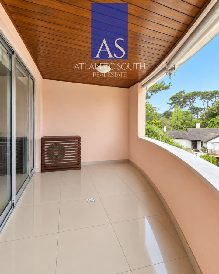 Apartamento de 2 dormitorios totalmente reciclado en Playa Mansa con garage y baulera