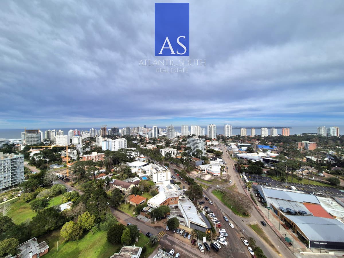 Apartamento mdoerno 2 dormitorios piso alto garage servicios bajos gastos Punta del Este