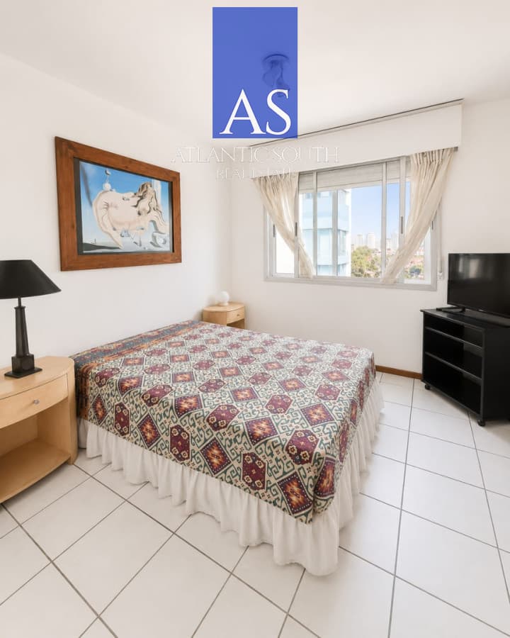 Apartamento de 2 dormitorios con parrillero propio y vista al mar en Punta del Este