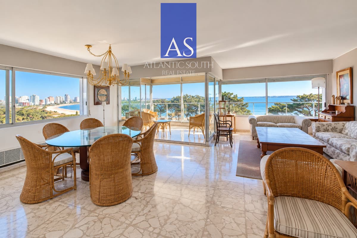 Planta de categoría 3 dormitorios+servicio frente al mar Playa Mansa Punta del Este