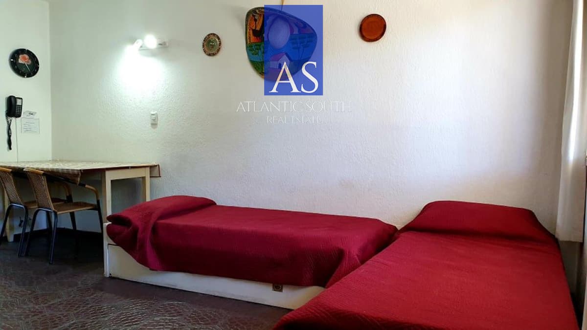 Apartamento amoblado de 1 dormitorio con terraza y piscina en Playa Mansa, Punta del Este