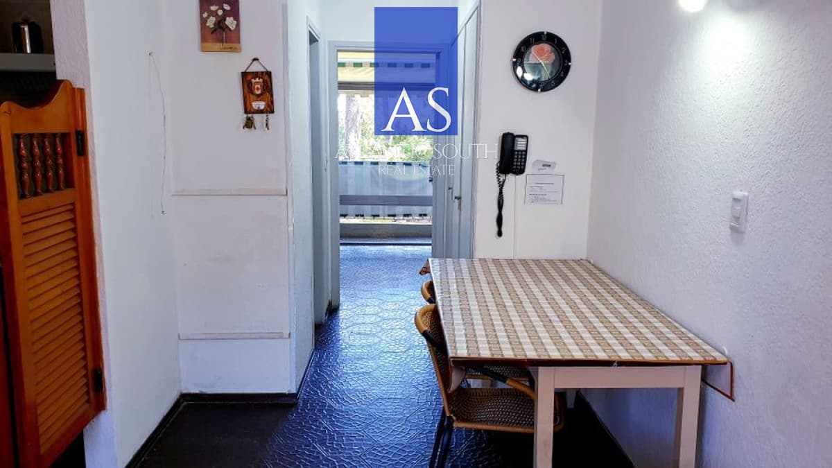 Apartamento amoblado de 1 dormitorio con terraza y piscina en Playa Mansa, Punta del Este