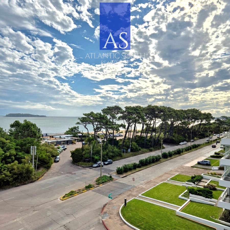 Apartamento reciclado frente al mar Playa Mansa 3 dormitorios terraza con barbacoa uso exclusivo y vista el mar Punta del Este