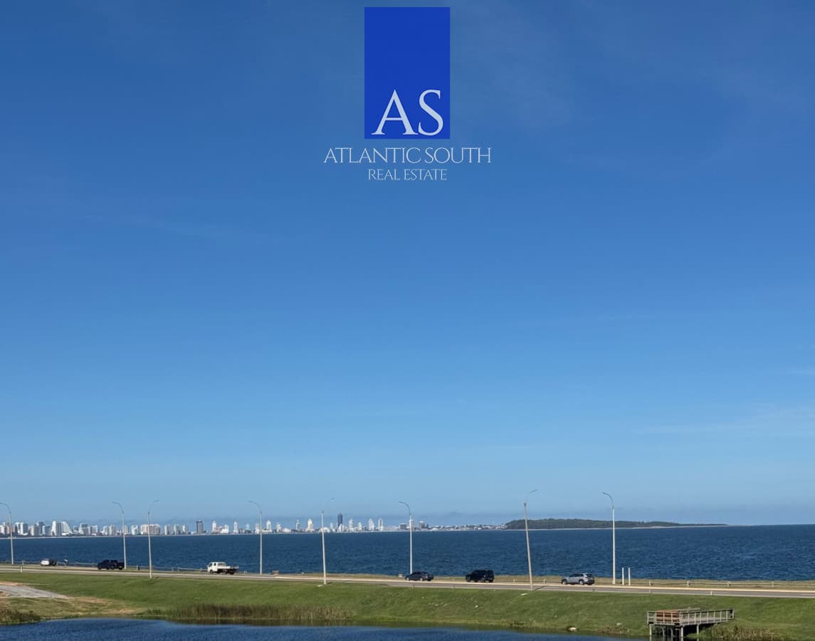 Apartamento de 2 suites con terraza y parrillero en primera línea de Playa Mansa