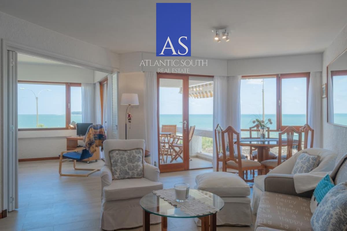 Apartamento reciclado de 2 dormitorios en primera línea de Playa Mansa con vista panorámica al mar