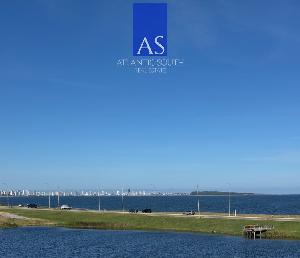 Apartamento de 2 suites con terraza y parrillero en Playa Mansa, Punta del Este