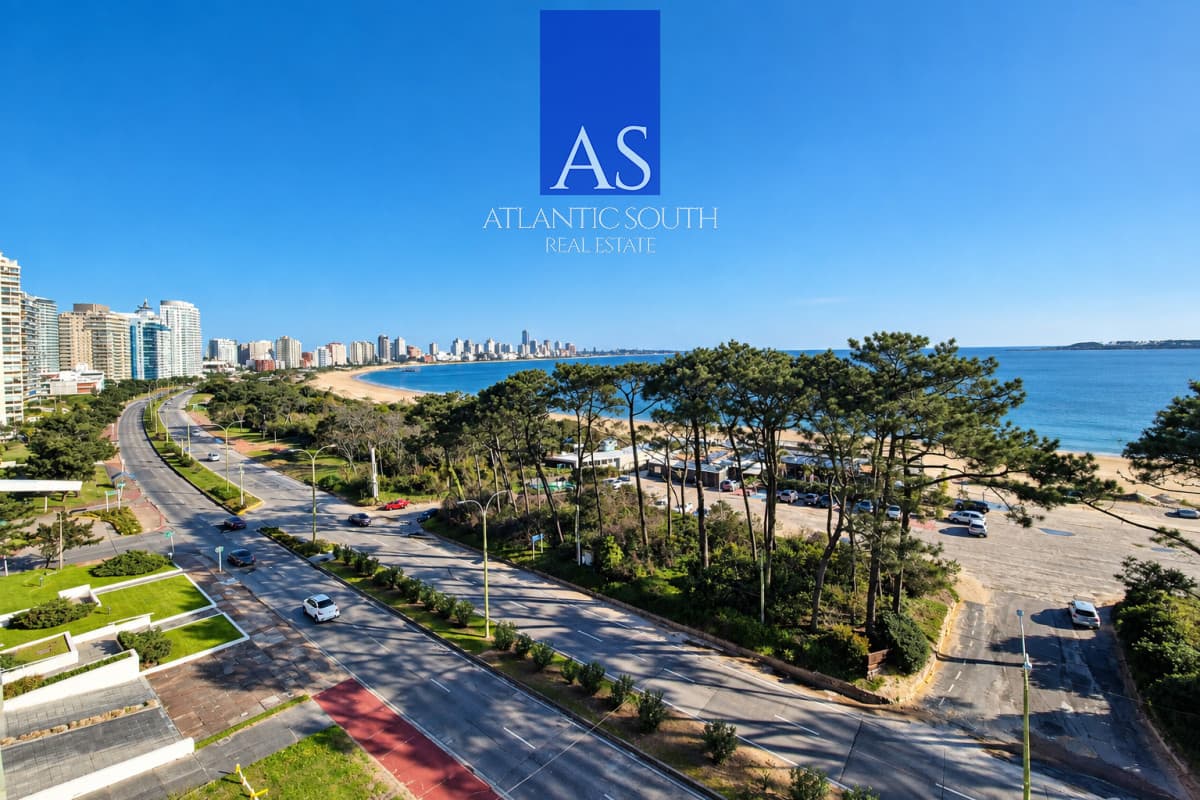 Planta de categoría 3 dormitorios+servicio frente al mar Playa Mansa Punta del Este