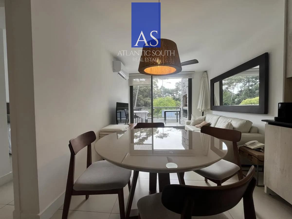 Apartamento en alquiler temporal con terraza y parrilla propia en Punta del Este