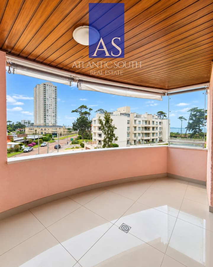 Apartamento de 2 dormitorios totalmente reciclado en Playa Mansa con garage y baulera