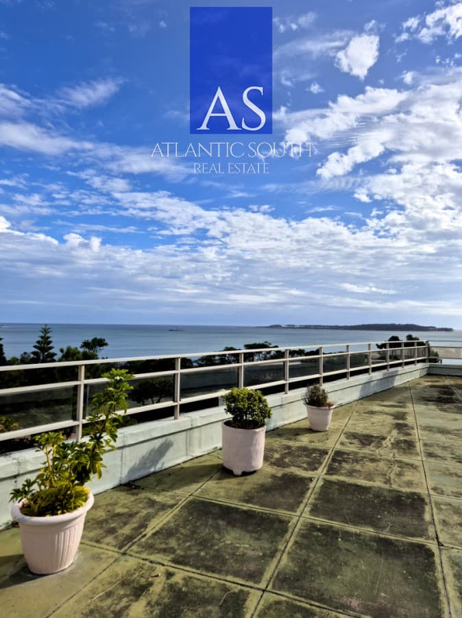 Apartamento reciclado frente al mar Playa Mansa 3 dormitorios terraza con barbacoa uso exclusivo y vista el mar Punta del Este