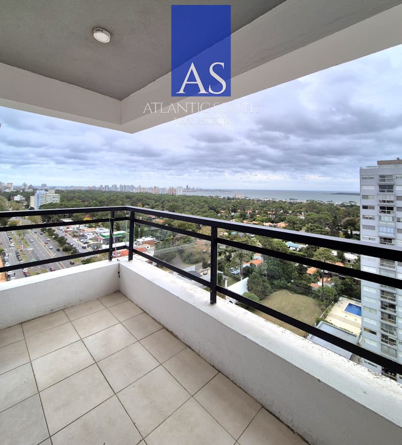 Oportunidad apartamento moderno piso alto 3 dormitorios 2 baños terraza con vista al mar garage venta Punta del Este Jardines del Country