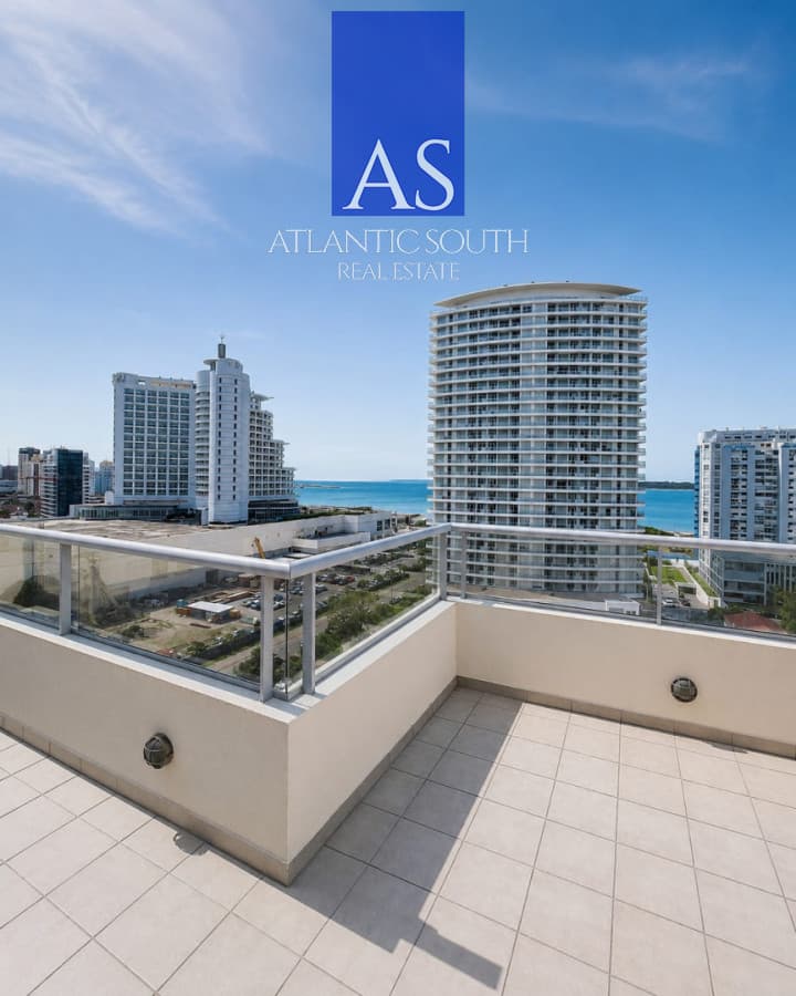 Penthouse en venta con barbacoa propia y vista al mar Playa Mansa Punta del Este