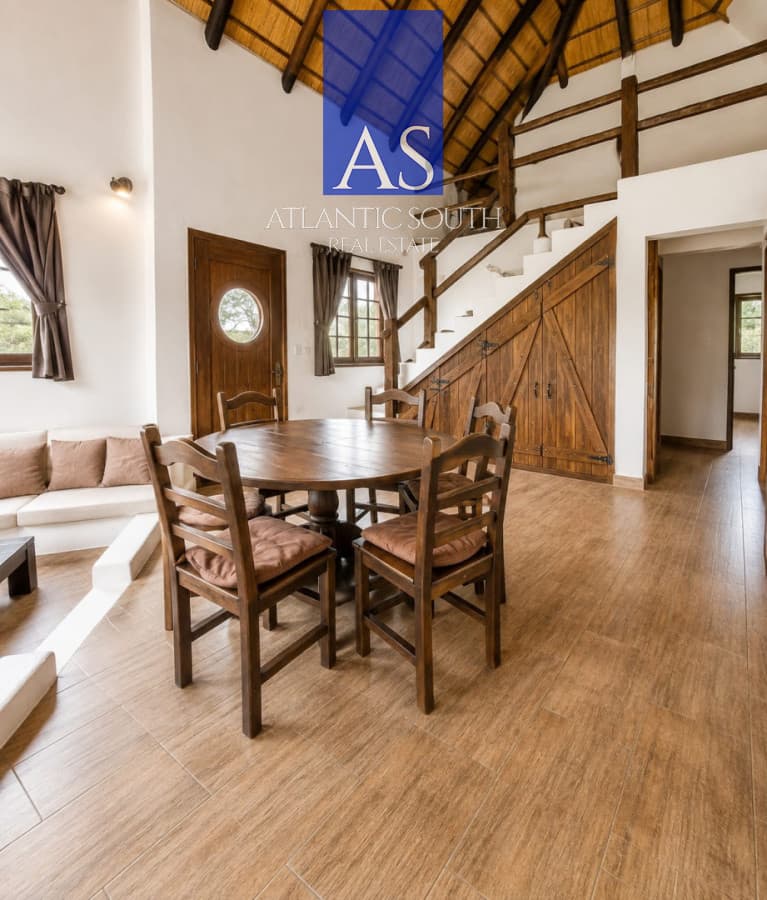 Casa en venta y alquiler anual o temporal de 3 dormitorios + dos apartamentos gran terreno Pinares , Punta del Este