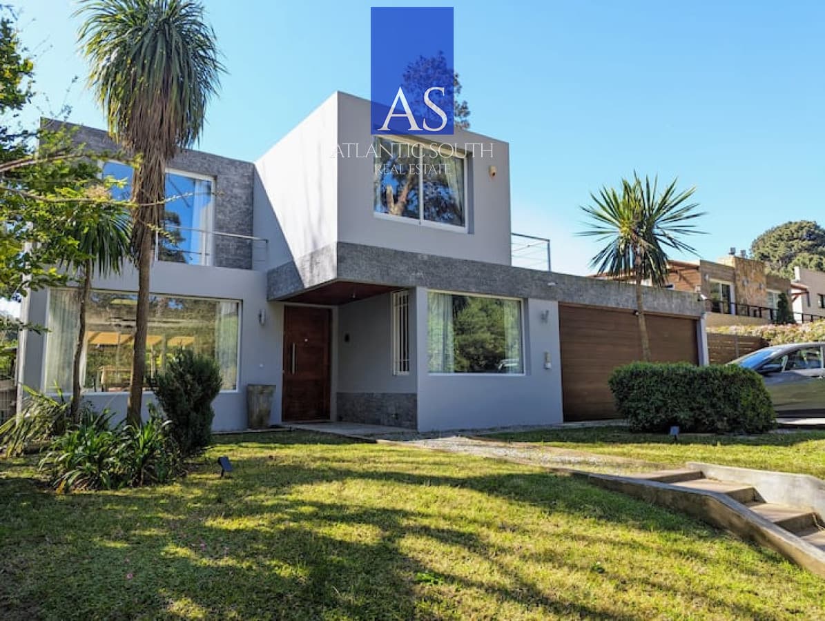 Casa de 4 dormitorios con piscina y amplio jardín en Punta del Este