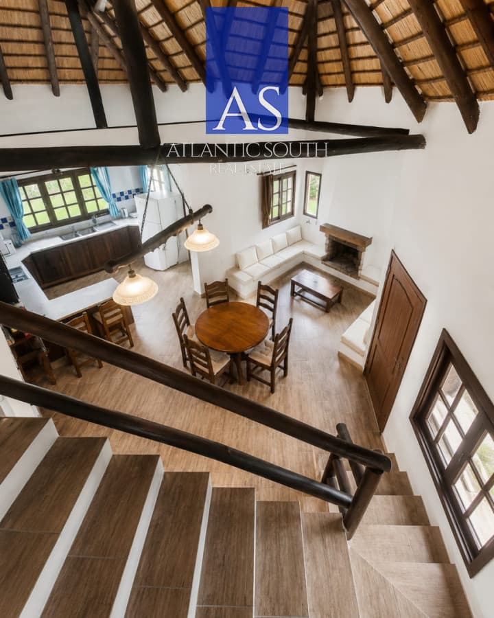 Casa en venta y alquiler anual o temporal de 3 dormitorios + dos apartamentos gran terreno Pinares , Punta del Este