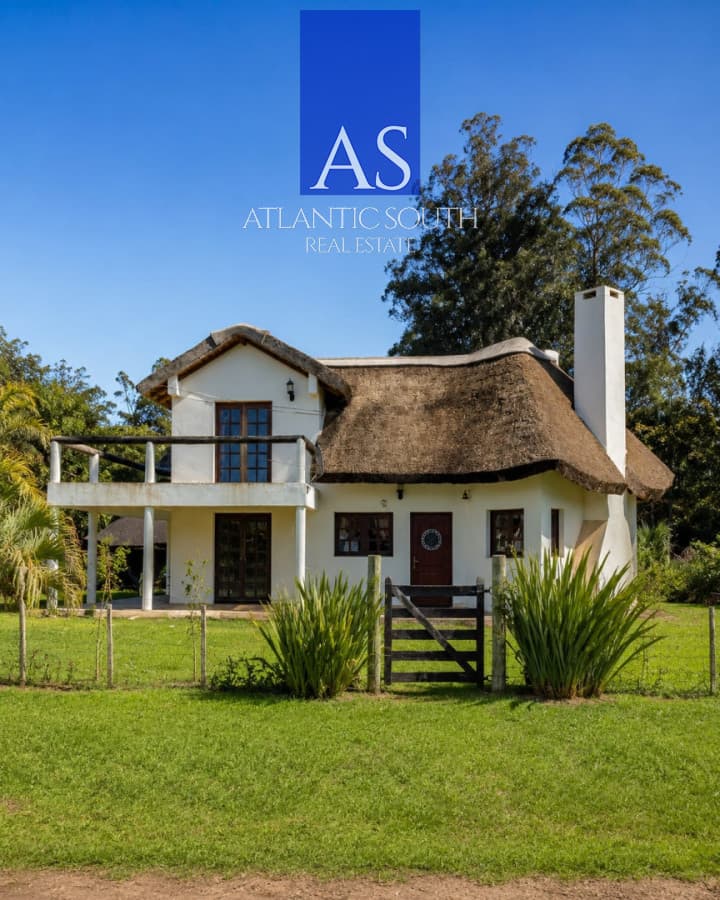 Casa en venta y alquiler anual o temporal de 3 dormitorios + dos apartamentos gran terreno Pinares , Punta del Este