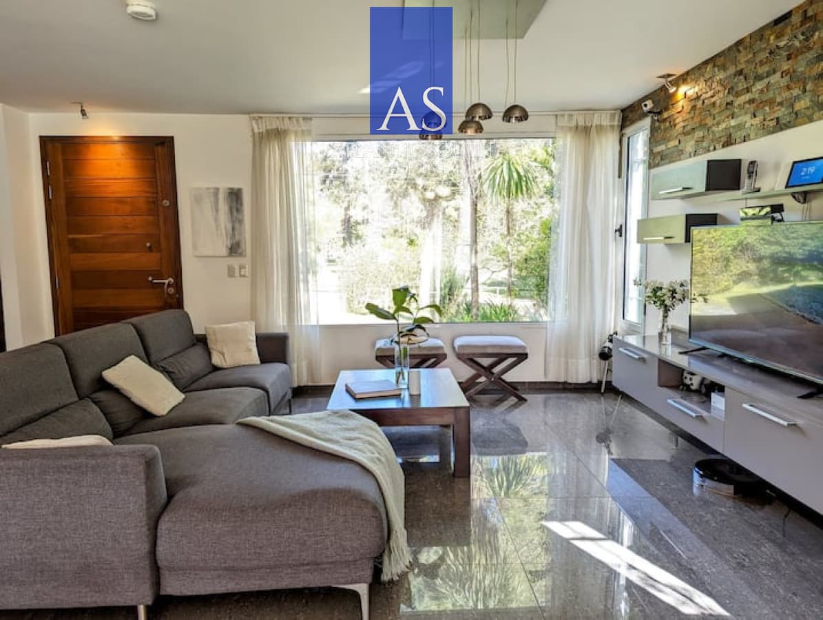 Casa de 4 dormitorios con piscina y amplio jardín en Punta del Este