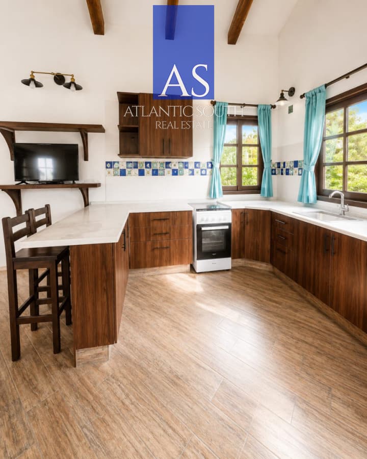 Casa en venta y alquiler anual o temporal de 3 dormitorios + dos apartamentos gran terreno Pinares , Punta del Este