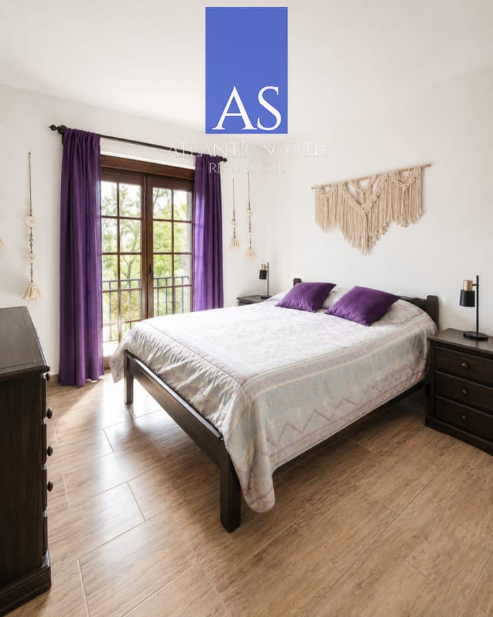 Casa en venta y alquiler anual o temporal de 3 dormitorios + dos apartamentos gran terreno Pinares , Punta del Este