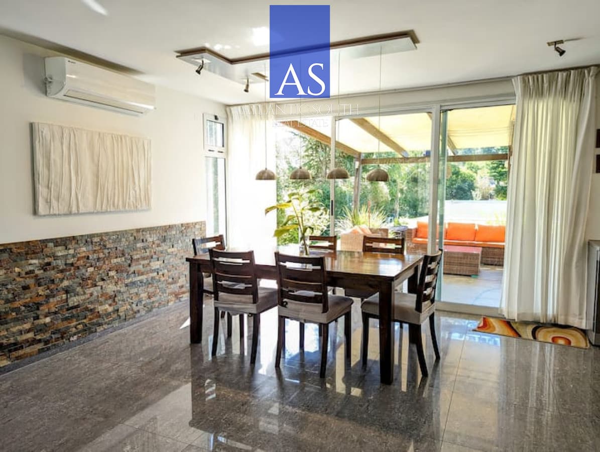 Casa de 4 dormitorios con piscina y amplio jardín en Punta del Este