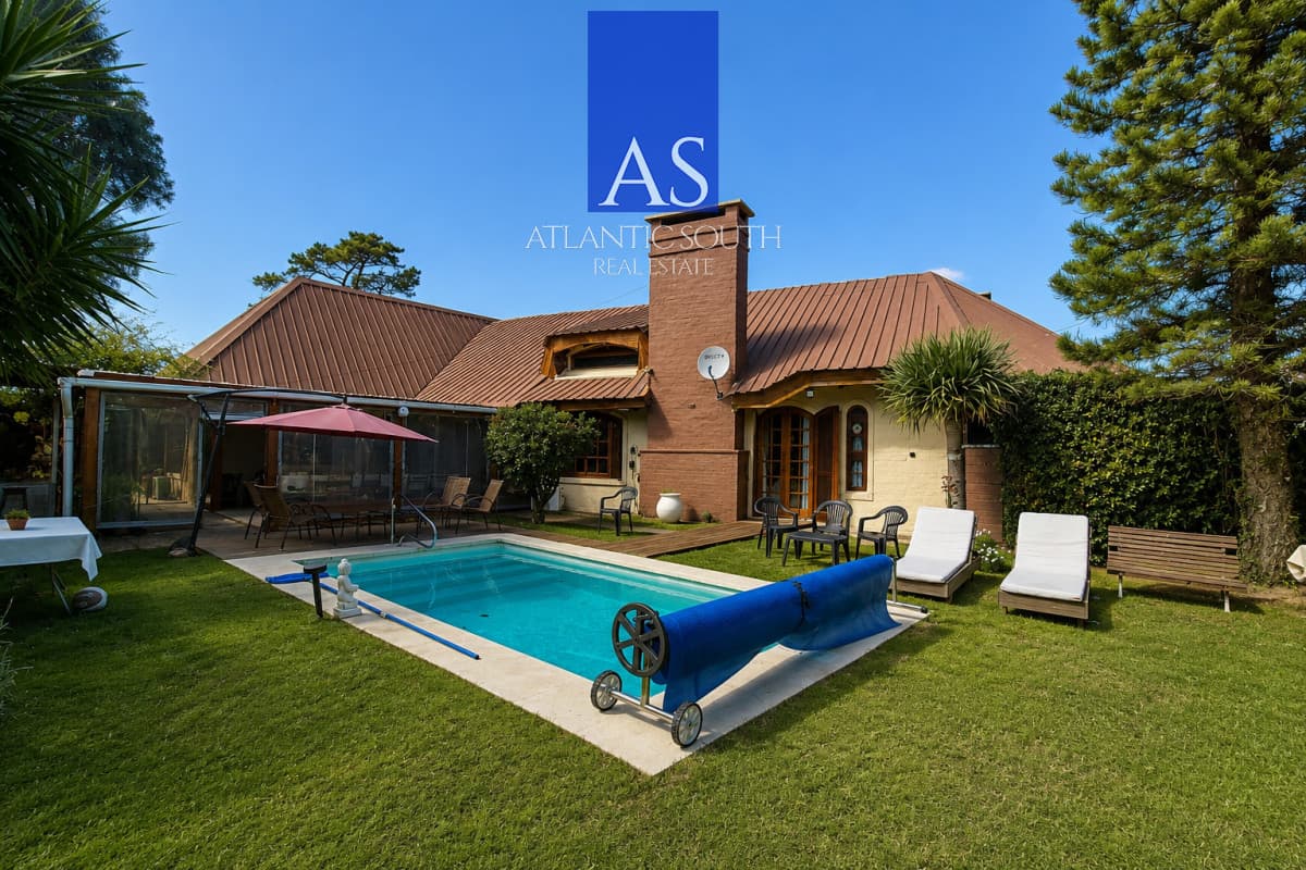 Casa con dos unidades independientes + dependencia de servicio, gran jardín y piscina climatizada  Punta del Este