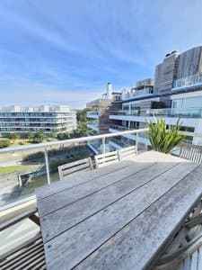 Venta de apartamento de 2 dormitorios más dependencia y parrillero en Playa Mansa  -