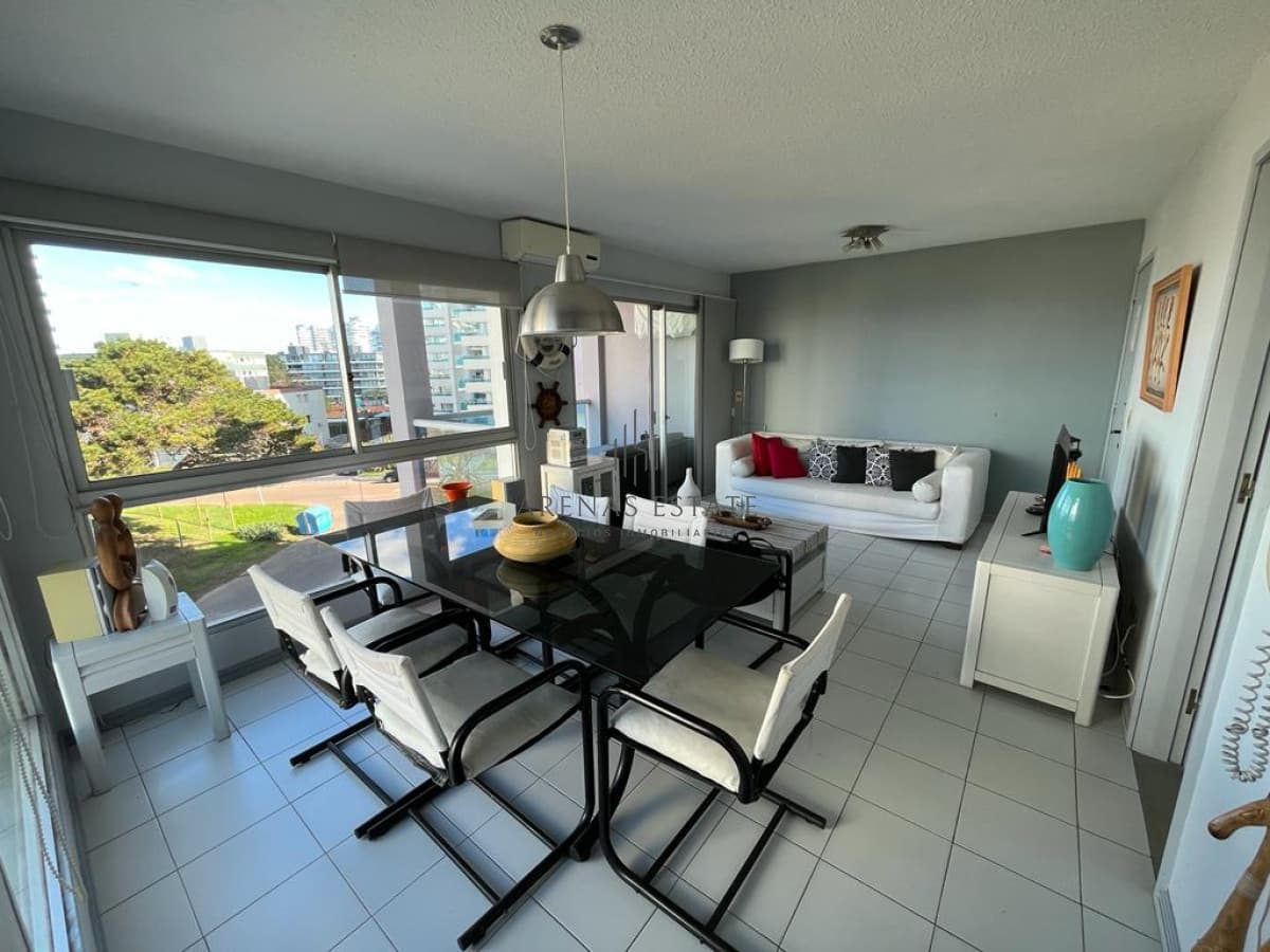 Apartamento ID.3710 - Apartamento en venta de 2 dormitorios, terraza con vista al mar- Brava, Punta del Este