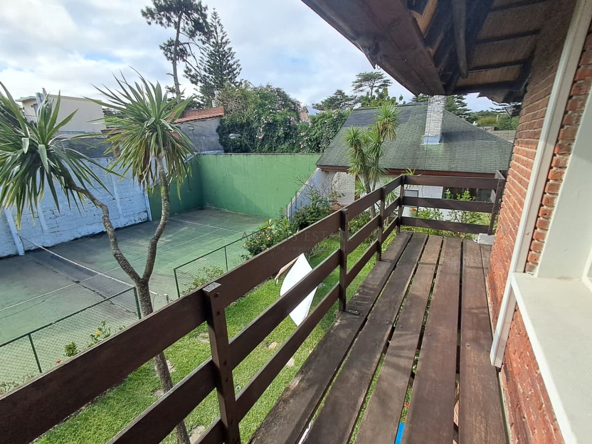 Casa ID.4666 - PUNTA DEL ESTE A METROS DE PLAYA MANSA GRAN CASA DE 5 DORMITORIOS PISCINA CANCHA DE PADLE EN VENTA