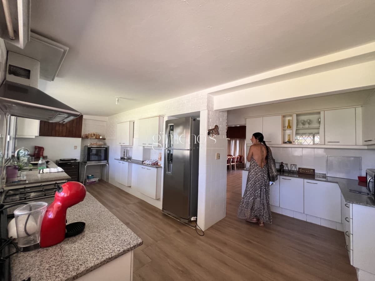 Amplia casa en Cantegril, Punta del Este. 509m2 construidos y 2000 de terreno.