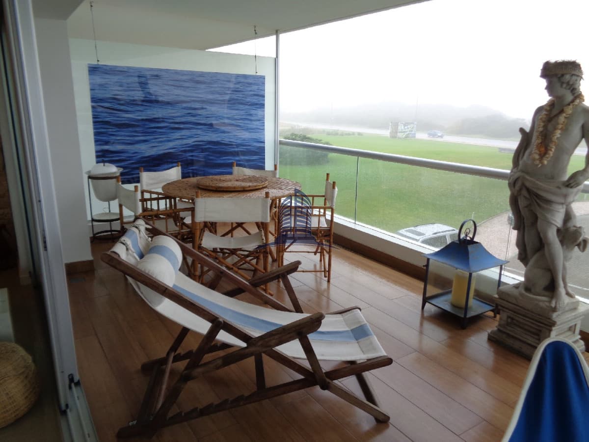 Venta Moderno Apartamento de 2 Dormitorios, Punta del Este, Playa Mansa