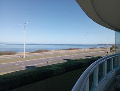 APARTAMENTO FRENTE AL MAR EN PUNTA DEL ESTE PLAYA MANSA 3 DORMITORIOS  -