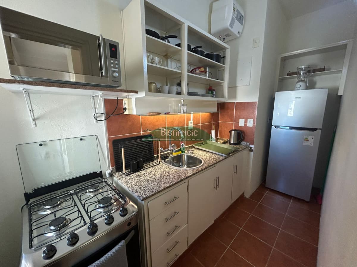 Departamento en Peninsula, Punta del este. 2 dorm,2 baños, con cochera, wifi y servicio de mucama.