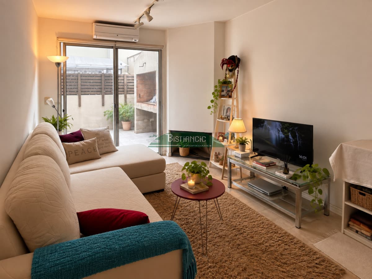 Departamento en Maldonado PB con patio y parrillero, 2 dorm 1 baño, living comedor con estufa a leña, cochera techada. Precio de venta US$ 120.000.
