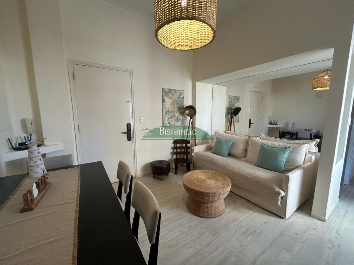 Departamento en Peninsula, Punta del este. 2 dorm,2 baños, con cochera, wifi y servicio de mucama.