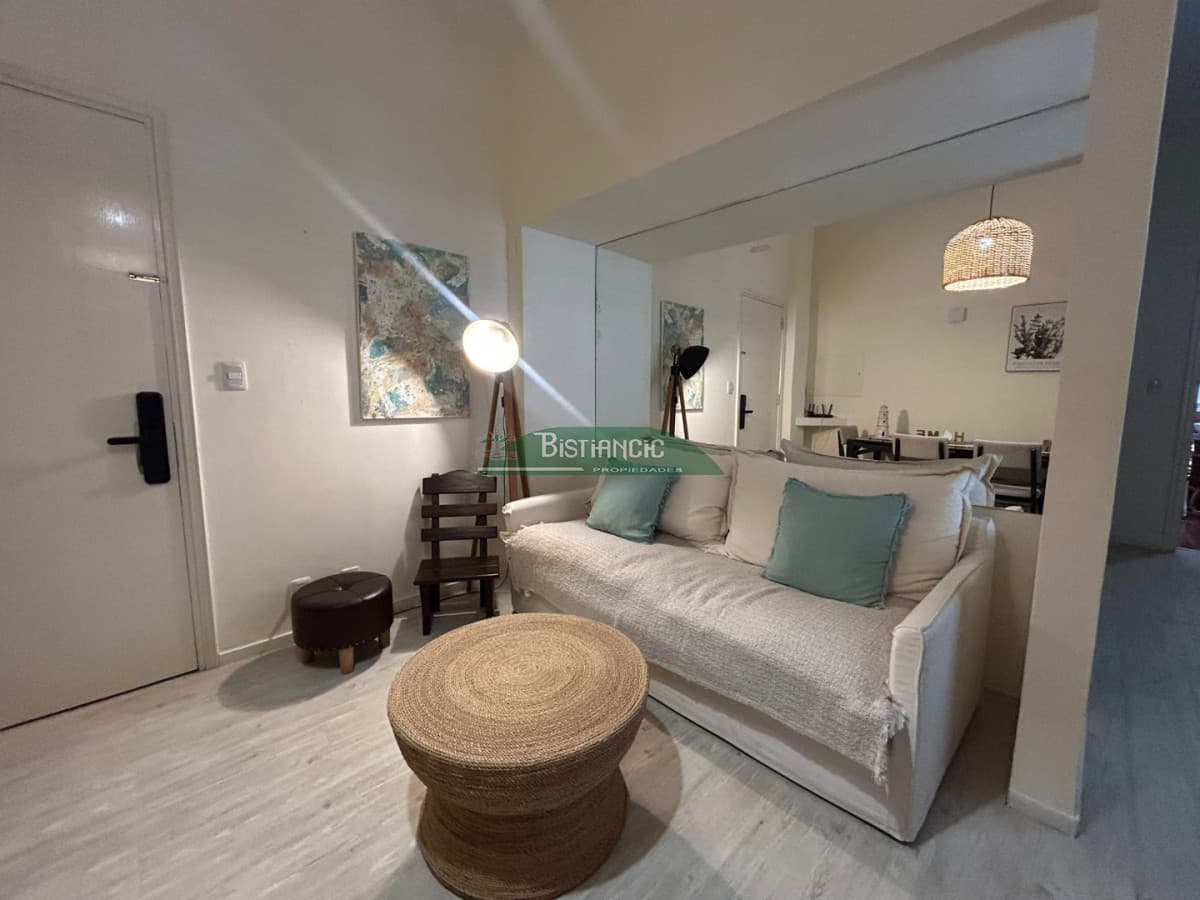 Departamento en Peninsula, Punta del este. 2 dorm,2 baños, con cochera, wifi y servicio de mucama.