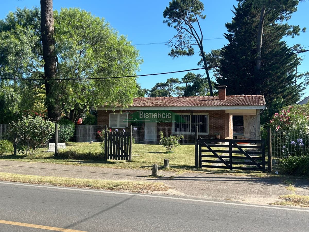 Pinares Chalé tradicional 3 dorm 2 baños + servicio, 718 m2 jardín, cerca de todo. Venta US$ 310.000.