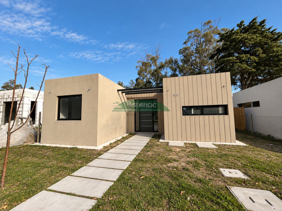 Casa a estrenar en barrio privado, construcción tradicional, 2 dorm 2 baños 310 m2 de terreno