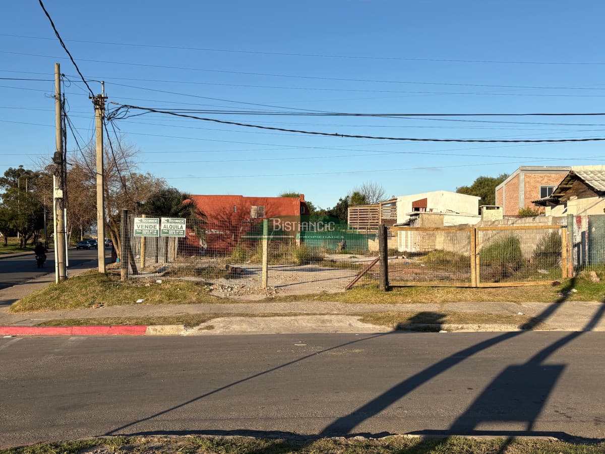 Terreno de 396m2 en venta! totalmente cercado con porton, en gran esquina, zona de alto transito.