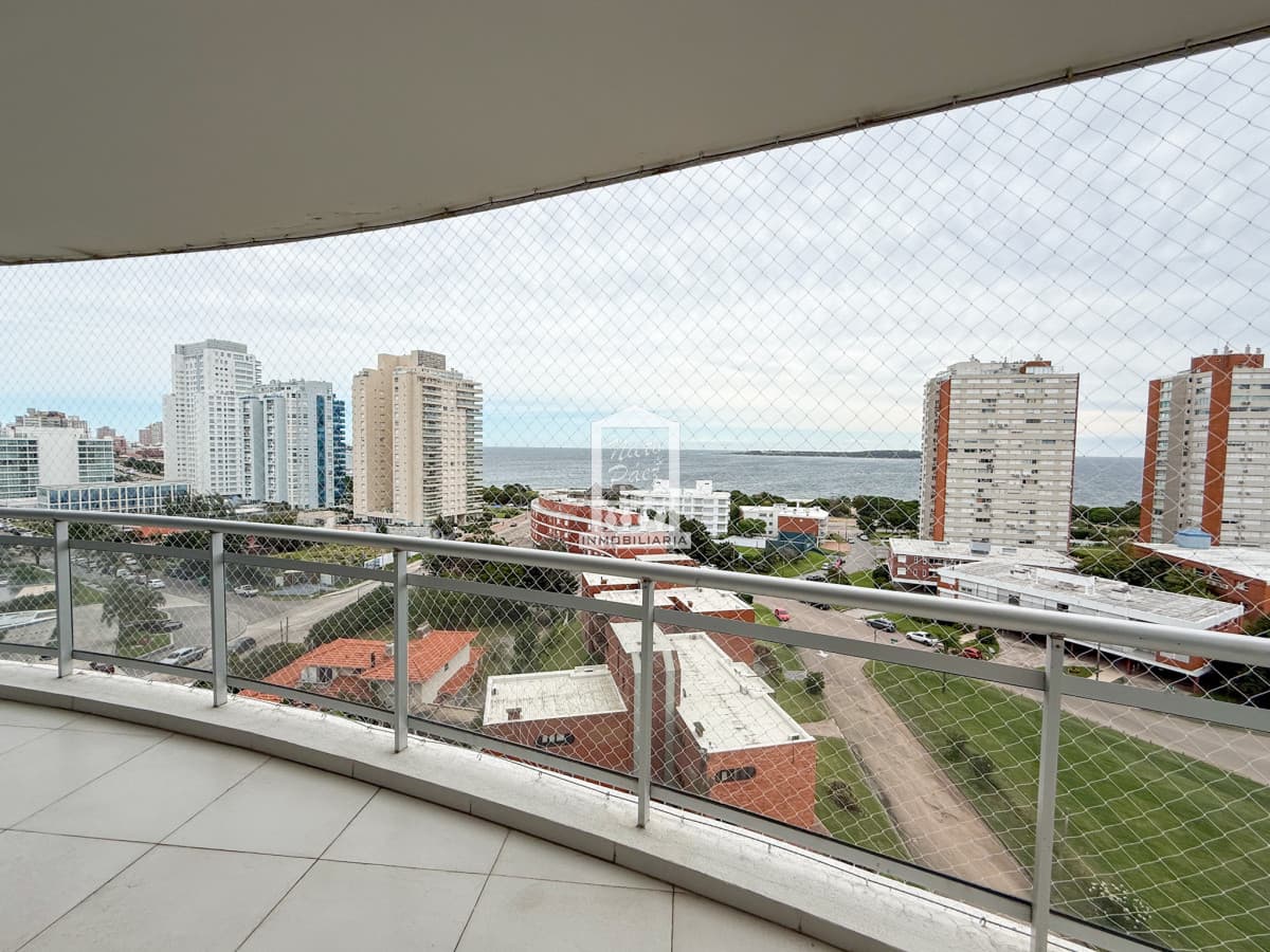 VENTA APARTAMENTO 3 DORMITORIOS EN SUITE MAS DEPENDENCIA DE SERVICIO COMPLETA AMPLIO PLAYA MANSA
