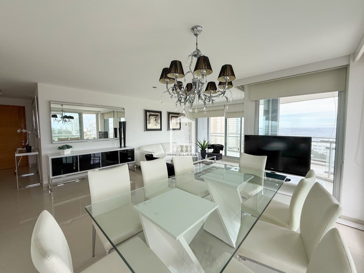 VENTA APARTAMENTO 3 DORMITORIOS EN SUITE MAS DEPENDENCIA DE SERVICIO COMPLETA AMPLIO PLAYA MANSA