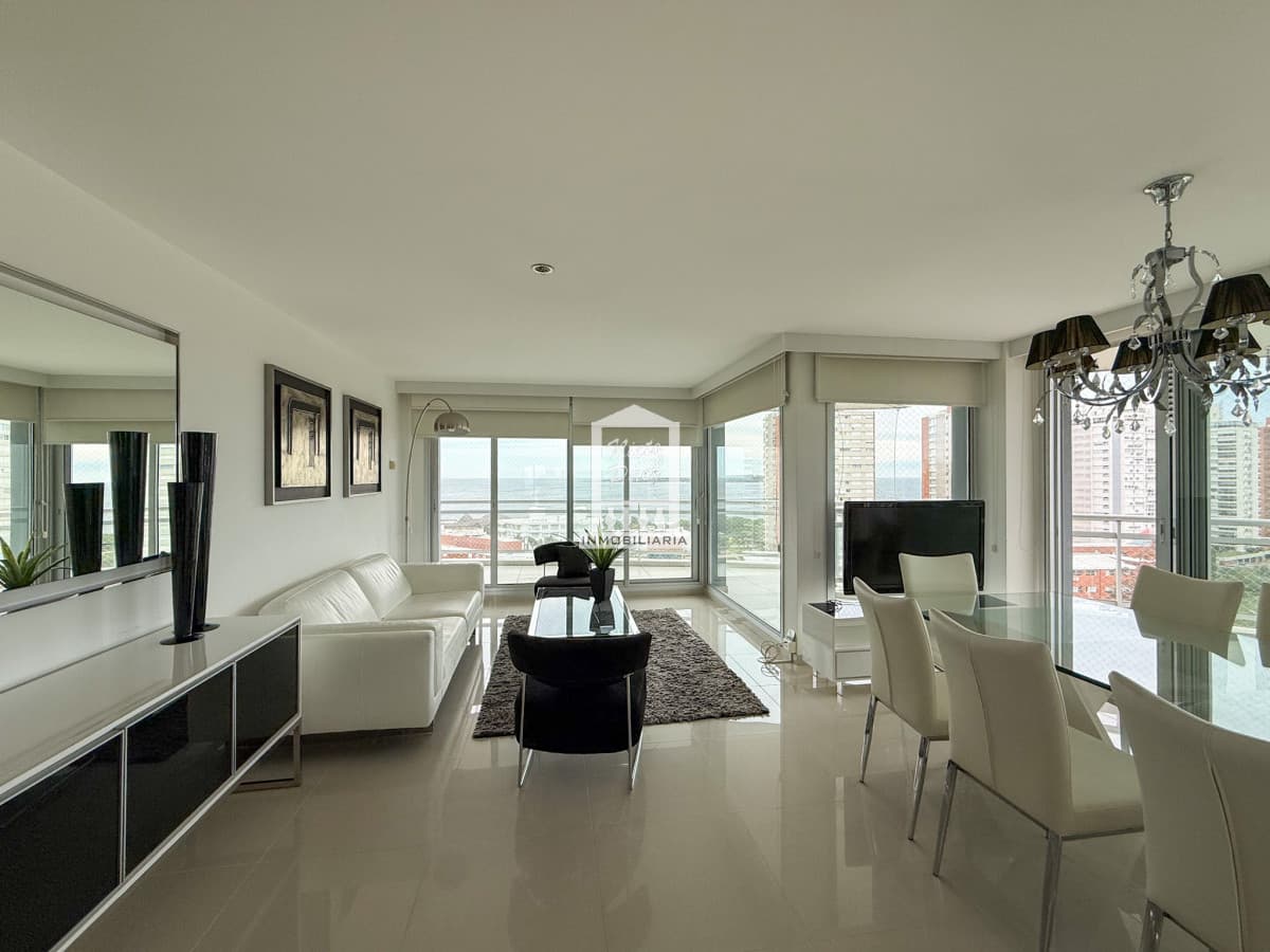 VENTA APARTAMENTO 3 DORMITORIOS EN SUITE MAS DEPENDENCIA DE SERVICIO COMPLETA AMPLIO PLAYA MANSA