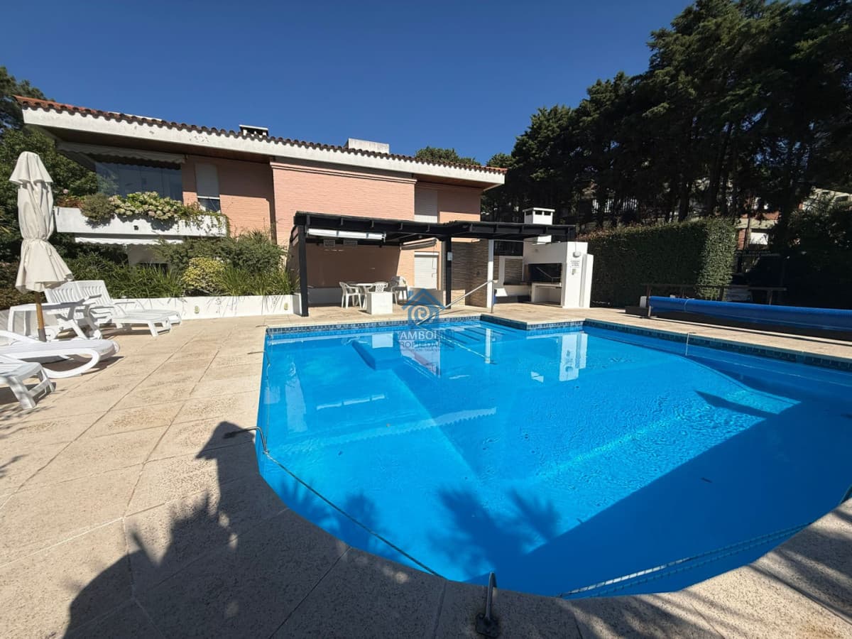 Hermoso departamento tipo casa en alquiler anual Mansa a pasos de la playa  -