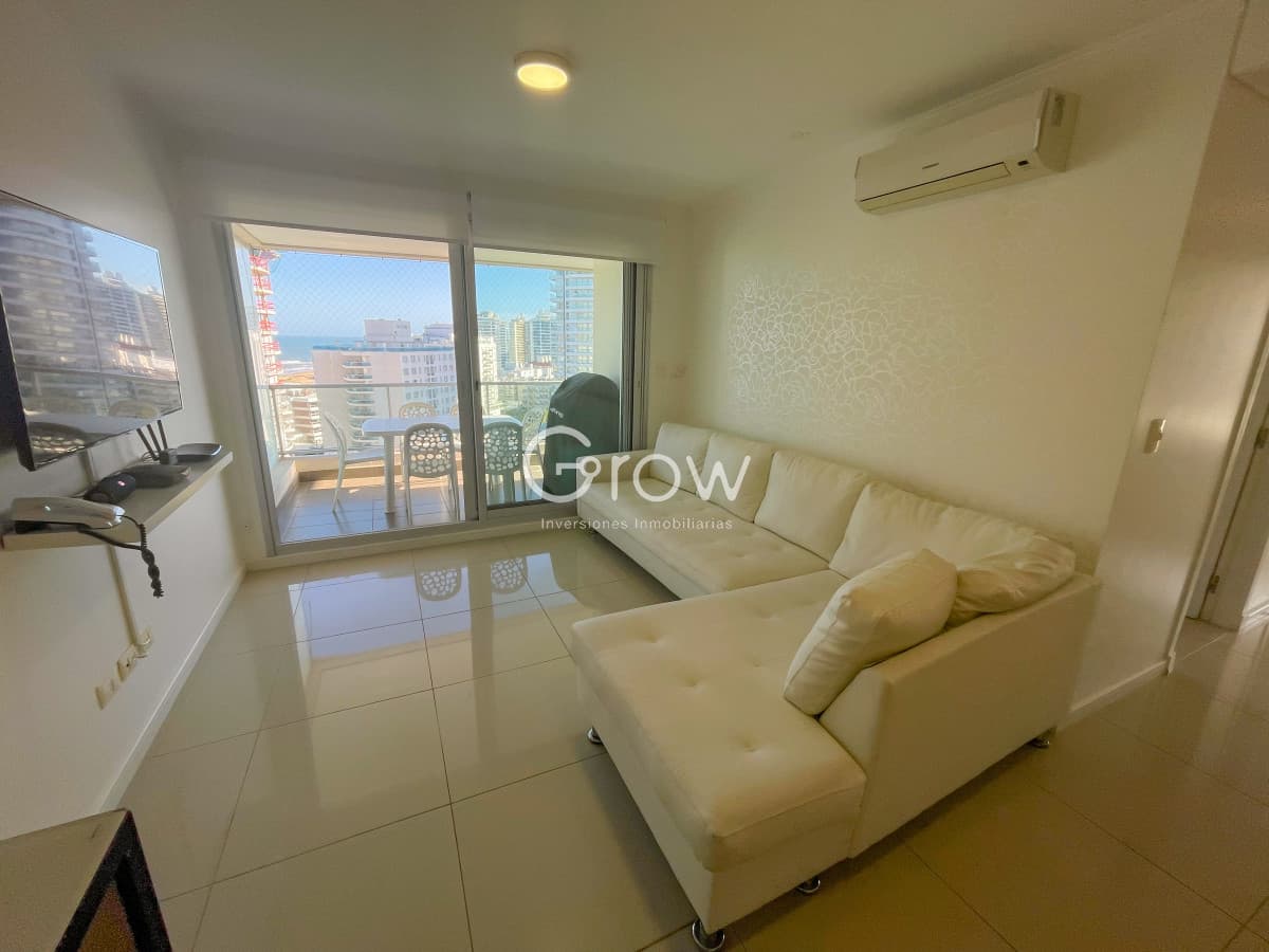 Piso alto en torre premium en Playa Brava  -
