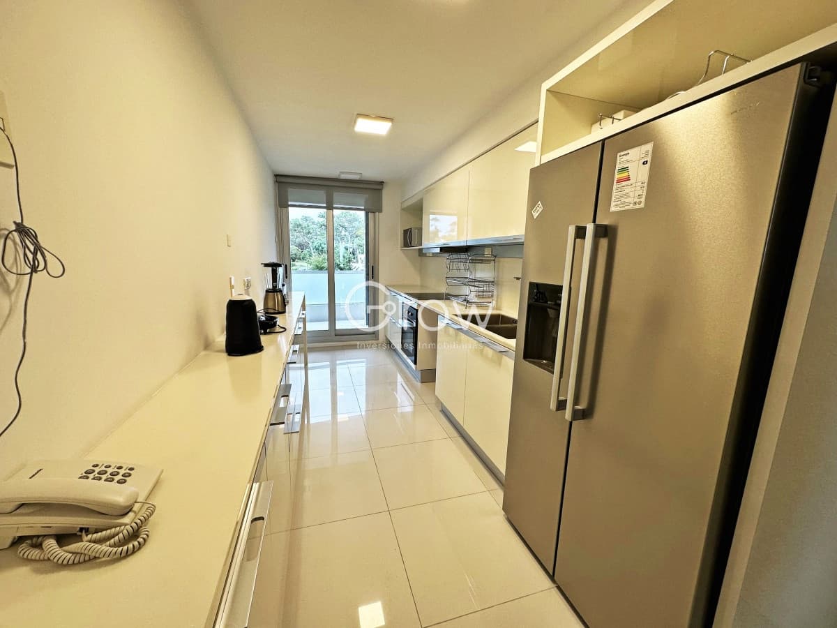 Punta del Este. Mansa frente al Mar. Exclusivo Apartamento con parrillero propio.