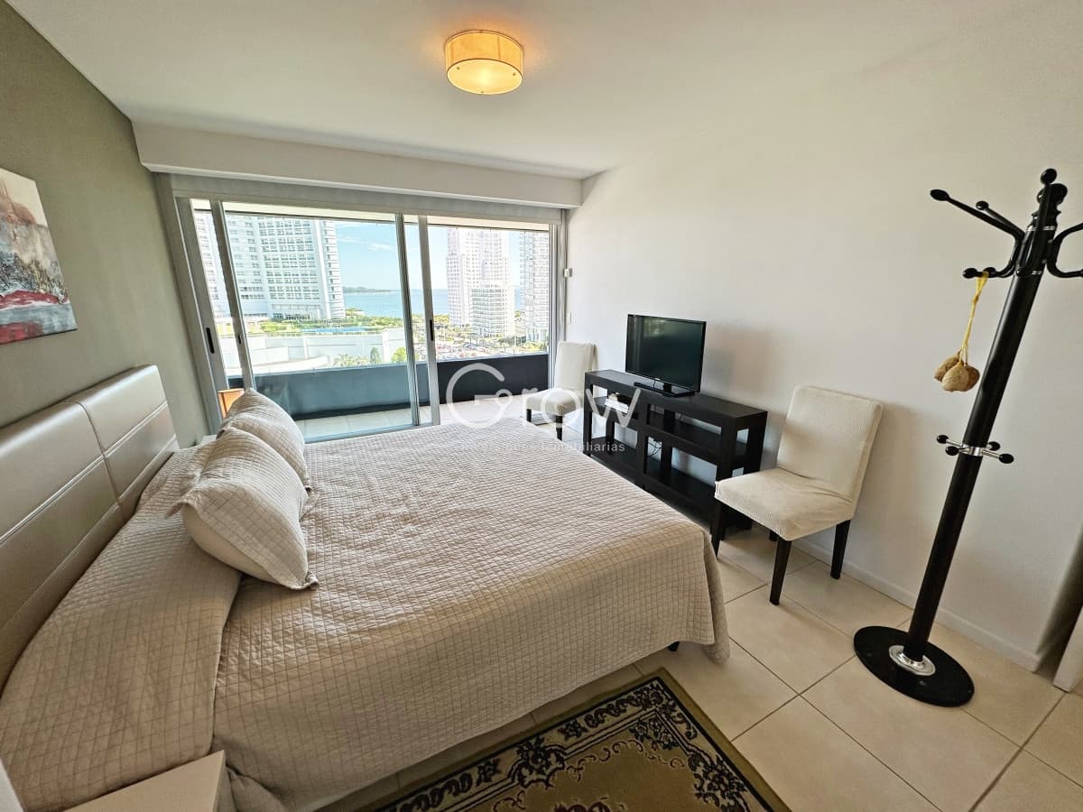 Apartamento en edificio con servicios y vista al mar a pasos de Mansa   -