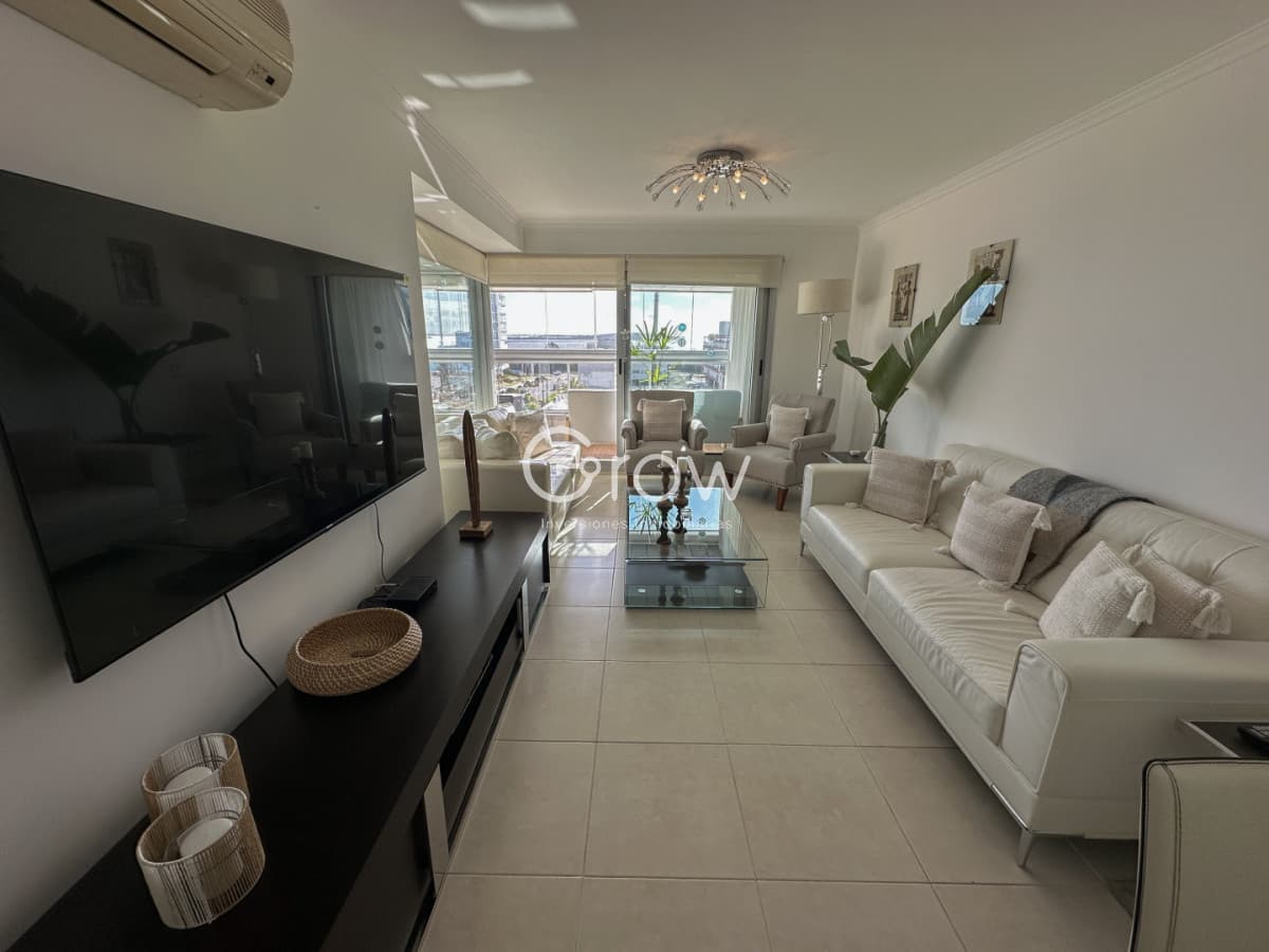 Con vistas a playa mansa y a metros del mar   -