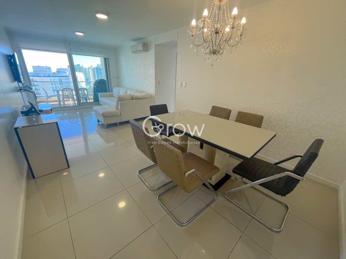 Piso alto en torre premium en Playa Brava  -