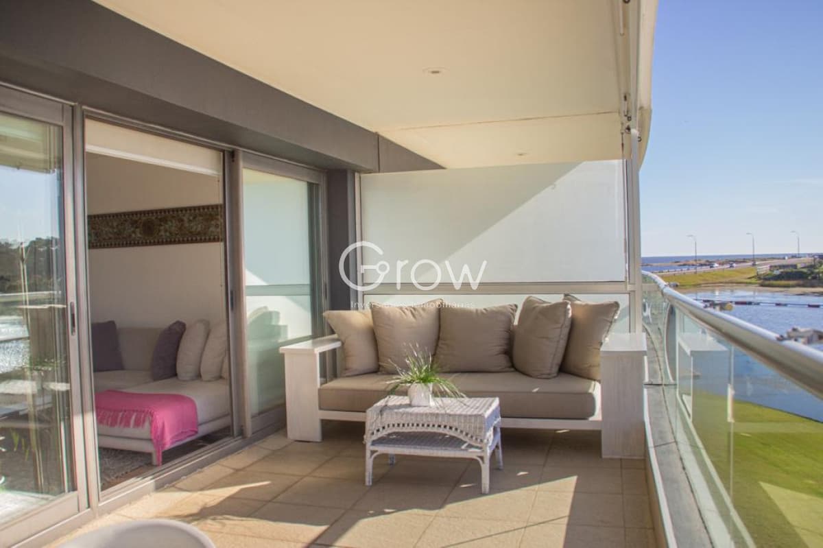 Hermoso departamento en primera linea de Playa Mansa  -