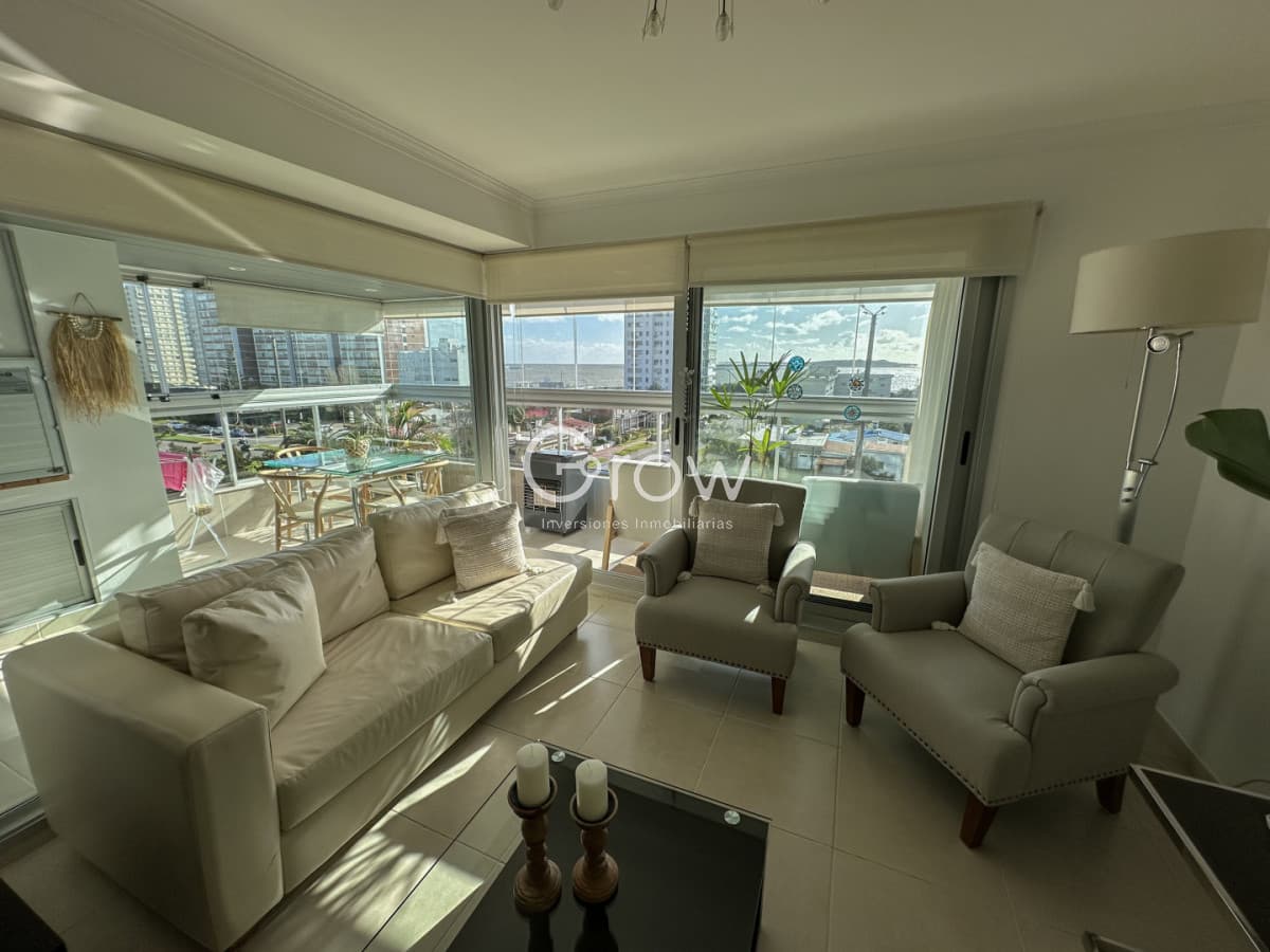 Con vistas a playa mansa y a metros del mar   -